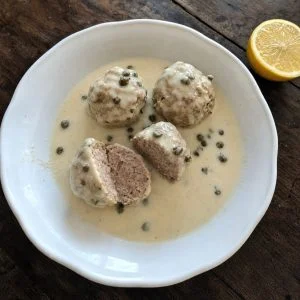 Almôndegas de Königsberg (Königsberger Klopse)