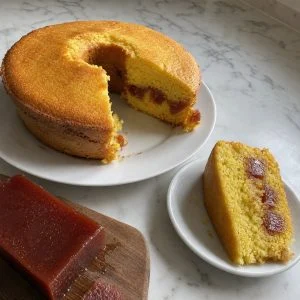 Bolo de Fubá com Goiabada