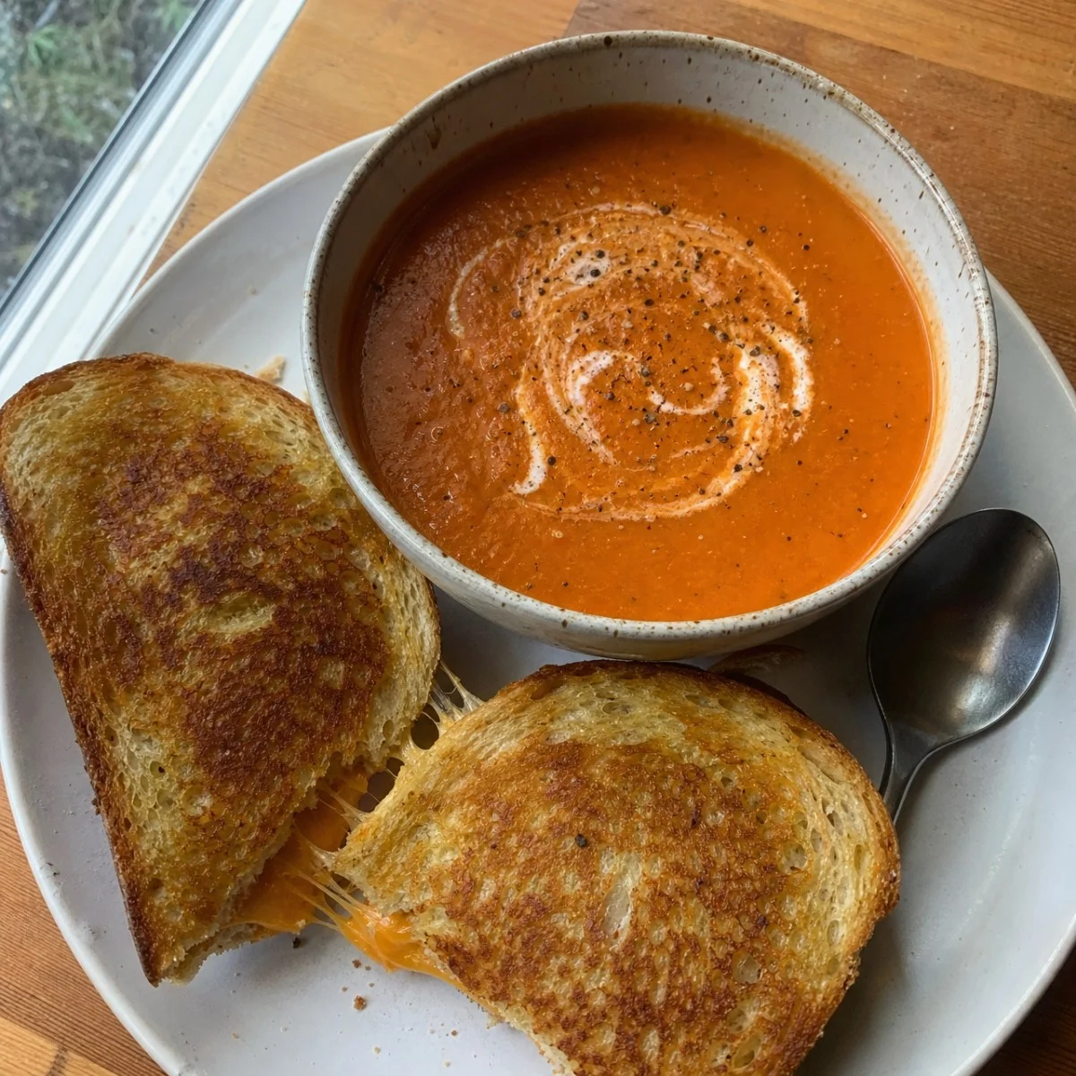 Sopa de Tomate com Queijo Grelhado